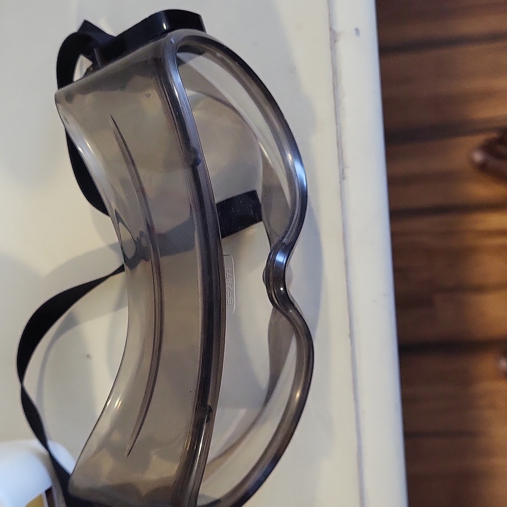 Goggles - Picture 2 of 3